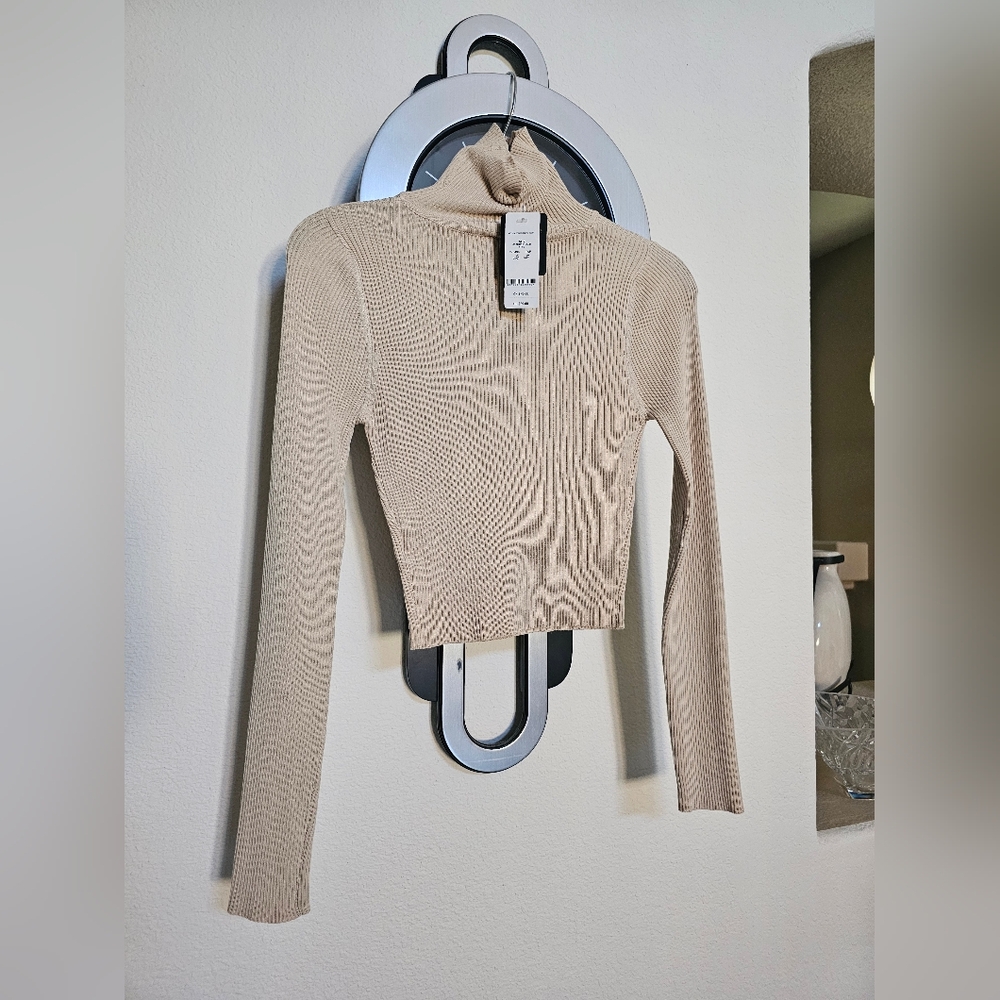 Bebe cropped turtle neck top size S New with tags ribbed long sleeves
